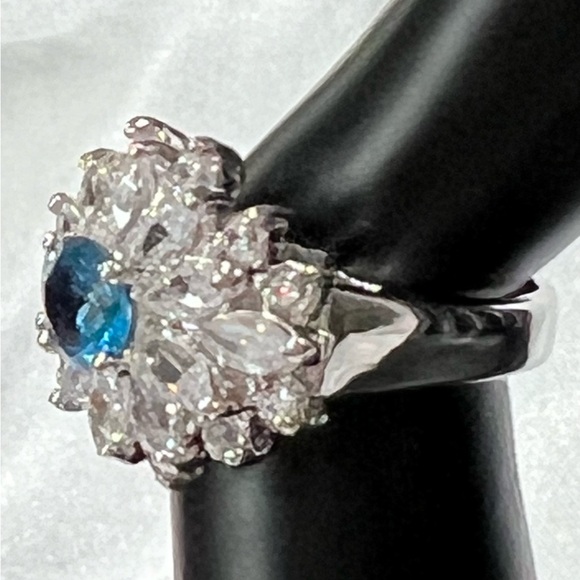 SWAROVSKI ELEMENTS Elegant Silver and Blue Crystal Ring SIZE 6 - Picture 4 of 8